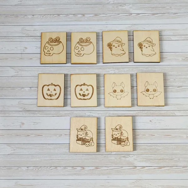 Jeu de mémoire en bois gravé sur le thème d’Halloween avec citrouilles, fantômes, chauves-souris et chats magiques