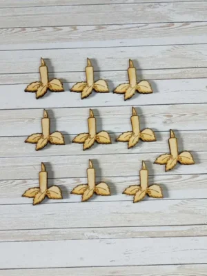 Petites bougies en bois gravé entourées de feuilles de houx, jetons artisanaux pour activités et décorations de Noël