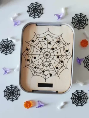 Insert en bois gravé toile d’araignée pour activité sensorielle d’Halloween