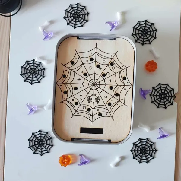 Insert en bois gravé toile d’araignée pour activité sensorielle d’Halloween