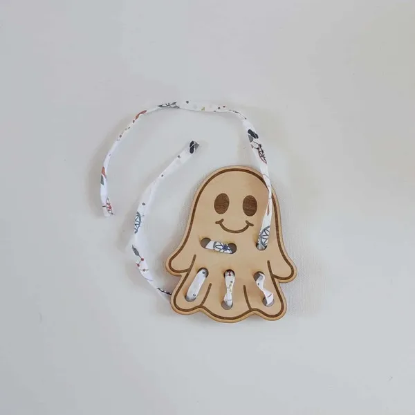 Carte à lacer fantôme en bois avec ruban pour activité Montessori Halloween