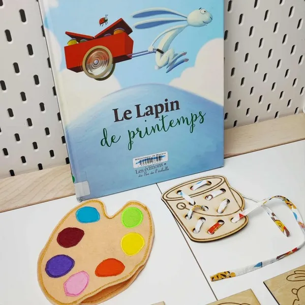 Atelier éducatif de printemps inspiré d’un album jeunesse avec palette sensorielle et jeu de laçage en bois