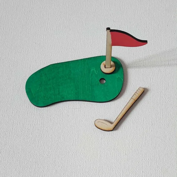 Accessoires miniatures en bois représentant un parcours de golf avec drapeau rouge et club, fabrication artisanale peinte à la main