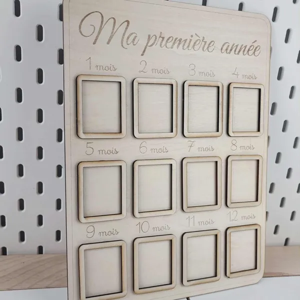 Cadre photo en bois “Ma première année” avec 12 emplacements gravés pour suivre la croissance de bébé mois par mois