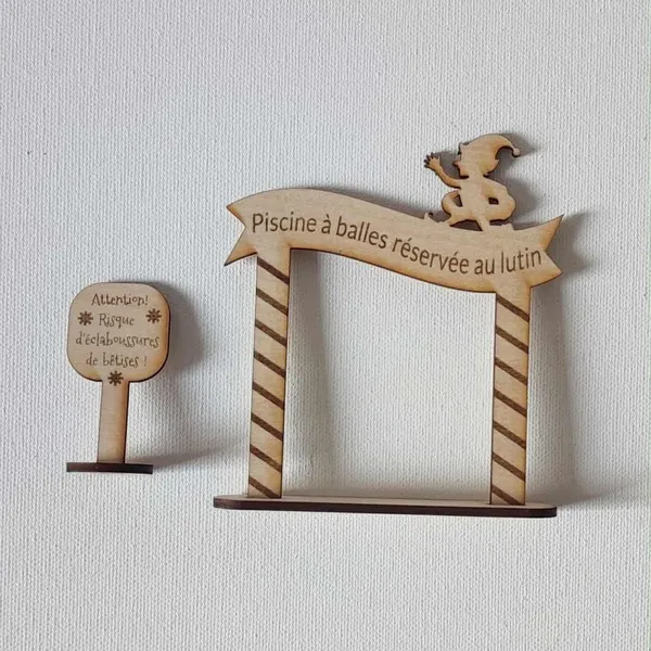 Accessoires en bois gravé “Piscine à balles réservée au lutin” et “Risque d’éclaboussures de bêtises” pour mise en scène de lutin de Noël
