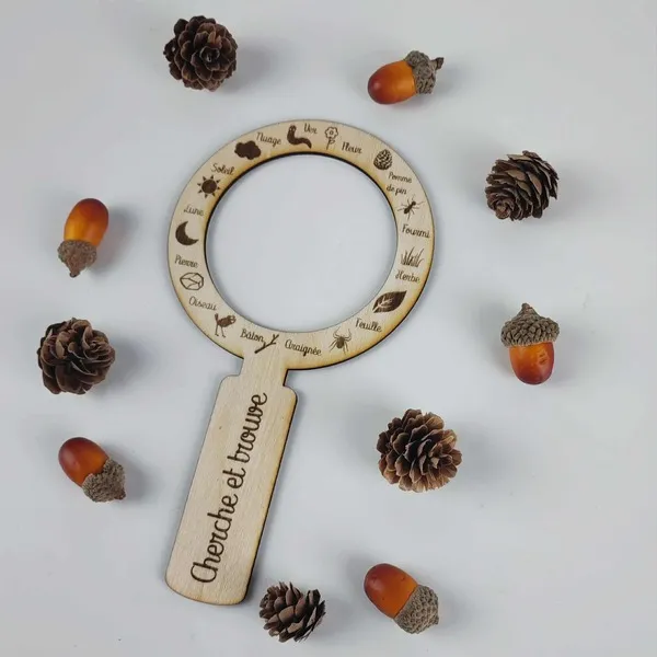 Loupe en bois gravée pour activité cherche et trouve nature Montessori