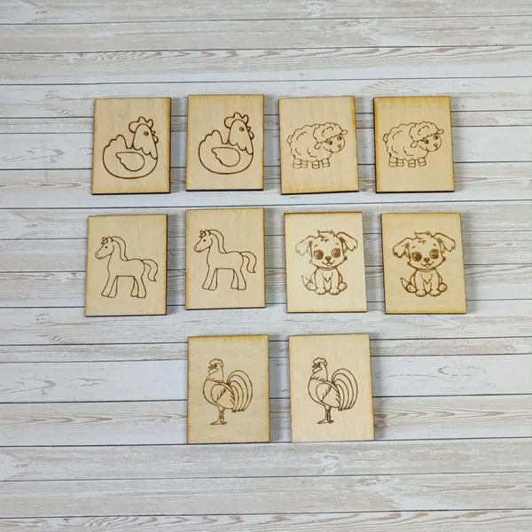 Cartes en bois gravées représentant des animaux de la ferme pour jeu de mémoire éducatif artisanal