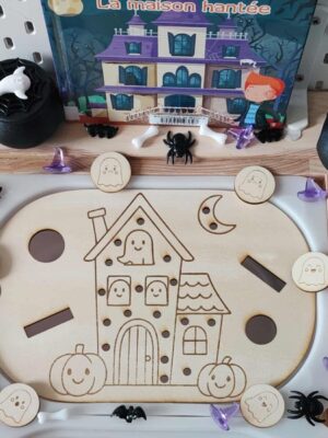Plaque sensorielle en bois en forme de maison hantée pour activités Montessori d’Halloween