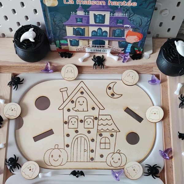 Plaque sensorielle en bois en forme de maison hantée pour activités Montessori d’Halloween