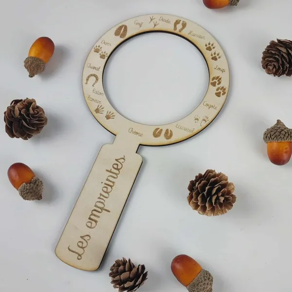Loupe sensorielle en bois gravée des traces d’animaux pour exploration nature enfant