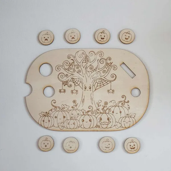 Plaque sensorielle en bois gravée avec arbre, citrouilles et jetons assortis pour activité d’Halloween