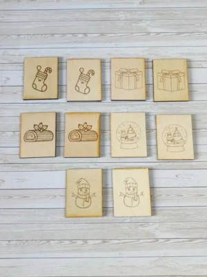 Cartes en bois gravées illustrant des symboles de Noël pour jeu de mémoire artisanal