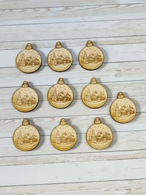 Boules de Noël en bois gravées représentant un paysage enneigé pour jeux éducatifs et décorations artisanales