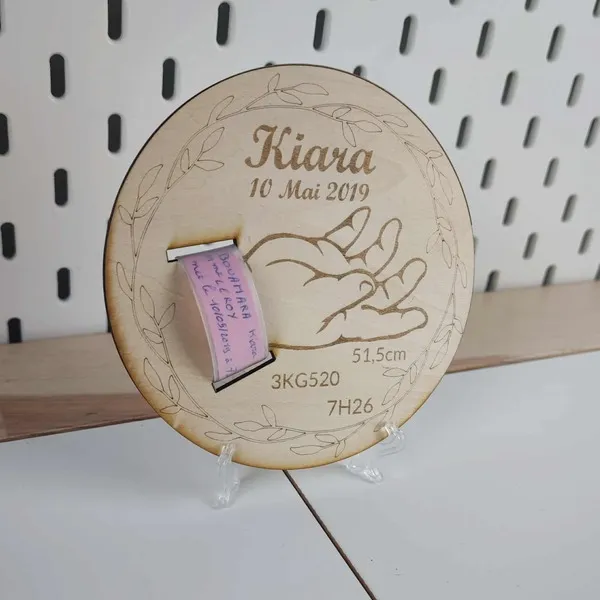 Plaque souvenir de naissance gravée en bois avec prénom, informations de naissance et bracelet maternité