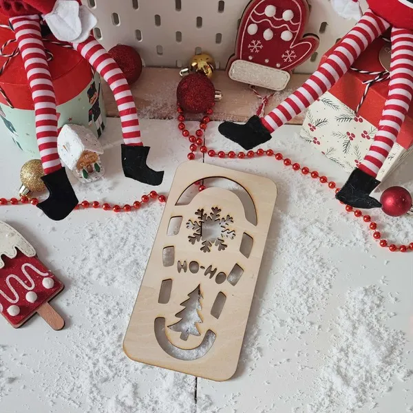 Mise en scène de Noël avec empreinte en bois “Ho Ho Ho”, lutins farceurs, fausse neige et décor festif rouge et blanc