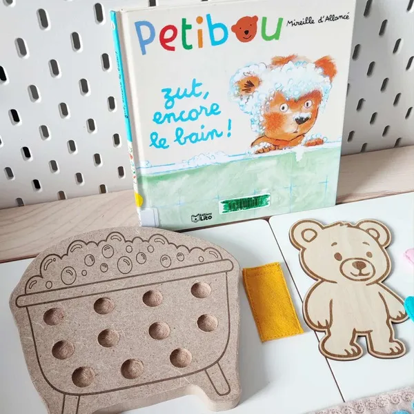 Livre pour enfants “Petibou zut, encore le bain !” accompagné d’un ourson et d’une baignoire en bois pour activité sensorielle autour du thème du bain