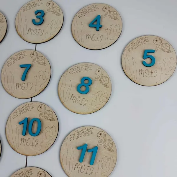 Cartes étapes en bois numérotées de 3 à 11 mois avec gravure de tortue marine pour suivre l’évolution de bébé