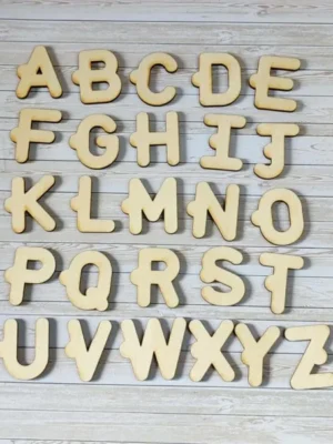 Alphabet complet en bois naturel découpé pour activités Montessori et apprentissage des lettres