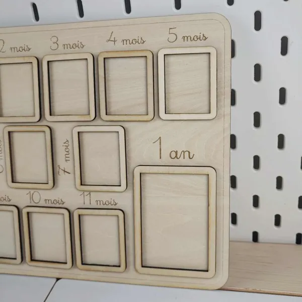 Support photo en bois avec cases gravées pour les premiers mois et la première année de bébé