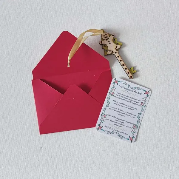 Clé magique du Père Noël en bois motif bonhomme pain d’épices avec carte explicative et enveloppe rouge sur fond clair