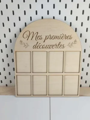 Cadre en bois « Mes premières découvertes » avec emplacements pour souvenirs de bébé