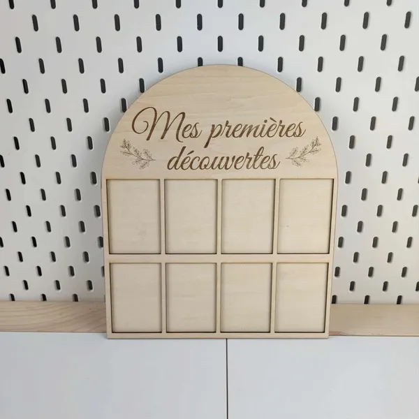 Cadre en bois « Mes premières découvertes » avec emplacements pour souvenirs de bébé