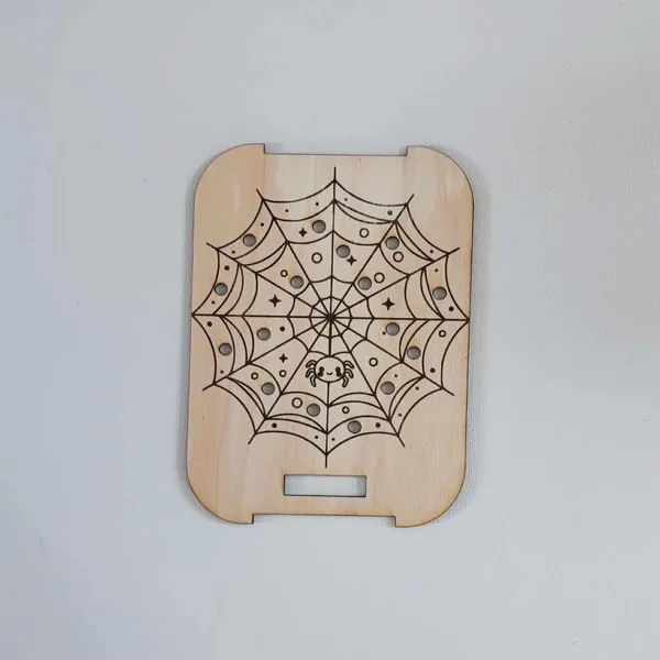 Insert en bois gravé d’une toile d’araignée pour activité sensorielle Halloween