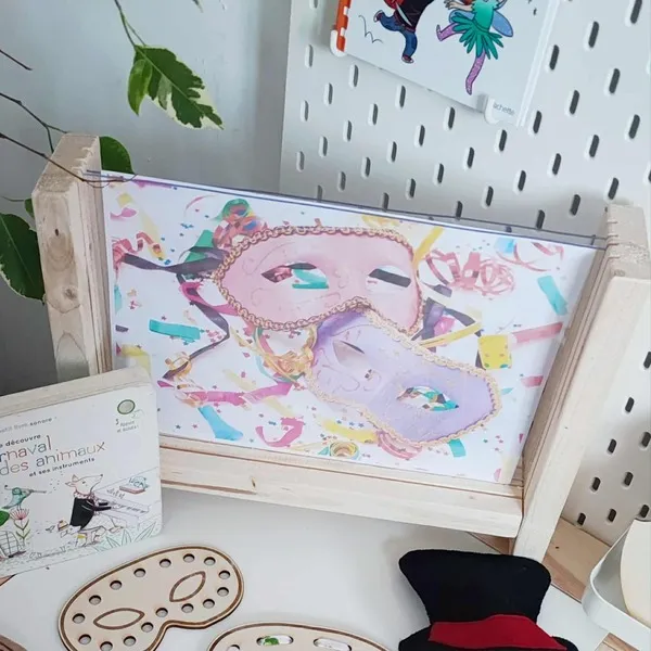 Fenêtre sensorielle en bois thème carnaval avec masques colorés, confettis et supports d’activités manuelles pour enfants