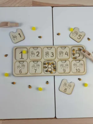 Jeu Montessori en bois avec cartes de chiffres, gestes de la main et manipulation d’abeilles pour apprendre à compter