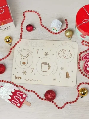 Plateau en bois gravé pour déposer les biscuits du Père Noël et la carotte des rennes, entouré de décorations festives rouges et dorées