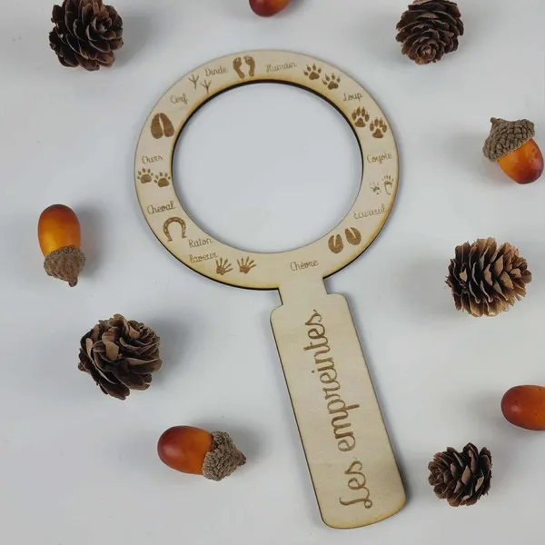 Loupe pédagogique en bois gravée avec les empreintes d’animaux pour activité nature Montessori