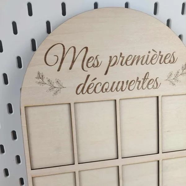 Cadre en bois « Mes premières découvertes » avec emplacements pour souvenirs de bébé
