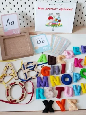 Atelier d’apprentissage de l’alphabet avec lettres en feutrine colorées, lettres à lacer en bois et cartes de lecture “Mon premier alphabet”