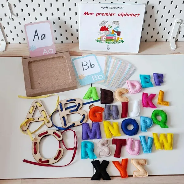 Atelier d’apprentissage de l’alphabet avec lettres en feutrine colorées, lettres à lacer en bois et cartes de lecture “Mon premier alphabet”