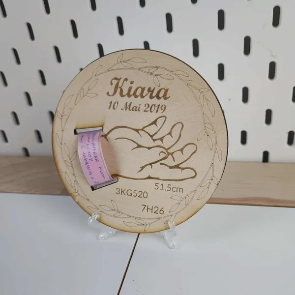 Plaque souvenir de naissance en bois avec prénom, date, poids, taille et bracelet maternité personnalisé