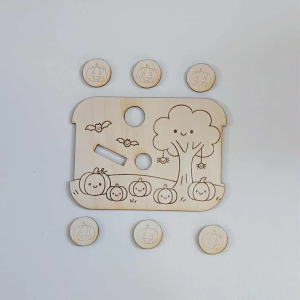 Insert sensoriel en bois avec citrouilles et arbre pour activité d’Halloween