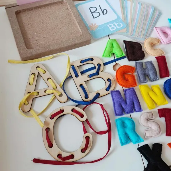 Lettres à lacer en bois et alphabet en feutrine colorée pour activité d’apprentissage Montessori autour des lettres A, B et C