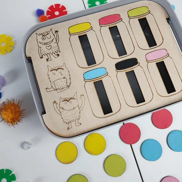 Plateau en bois du Monstre des couleurs avec pots gravés et jetons colorés pour apprendre les émotions