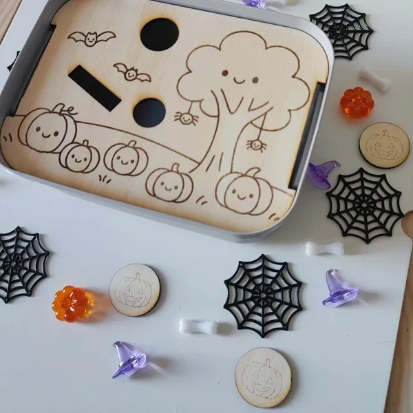 Insert sensoriel en bois gravé de citrouilles et d’un arbre pour activité d’Halloween