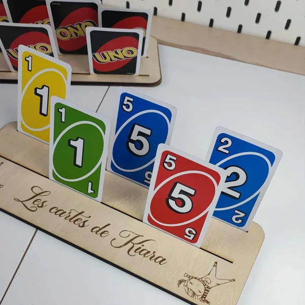 Support de cartes en bois personnalisé avec prénom, idéal pour jeux de société pour enfants
