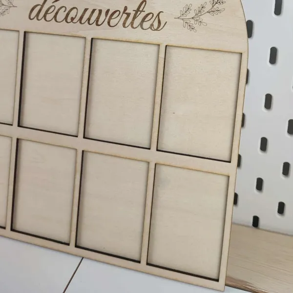 Cadre en bois « Mes premières découvertes » avec emplacements pour souvenirs de bébé