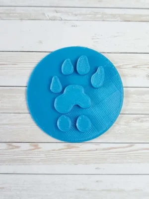 Empreinte de patte d’animal imprimée en 3D bleue, outil pédagogique pour jeu d’observation et activité sensorielle enfant