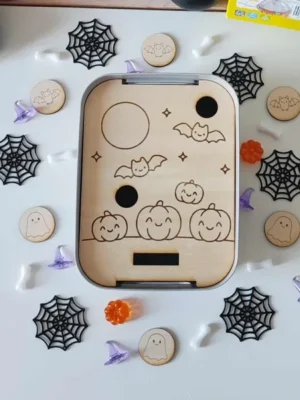Insert sensoriel en bois sur le thème d’Halloween avec citrouilles, chauves-souris et jetons à manipuler