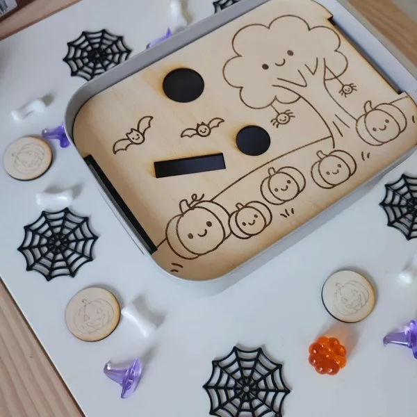 Insert en bois gravé avec citrouilles et arbre pour activité sensorielle d’Halloween