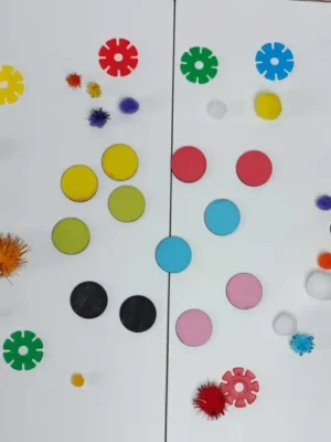 Jeu éducatif coloré avec jetons en bois et pompons sensoriels inspiré du Monstre des couleurs