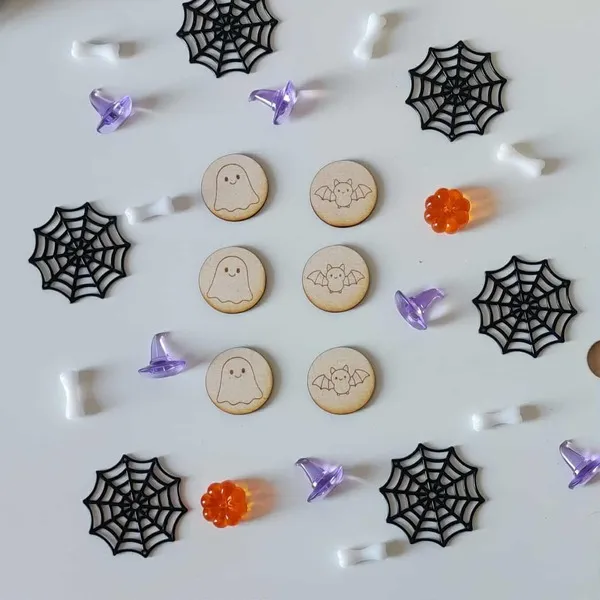 Jetons en bois fantômes et chauves-souris pour activité sensorielle Halloween Montessori
