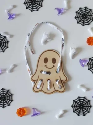 Carte à lacer fantôme en bois pour activité motricité fine Halloween