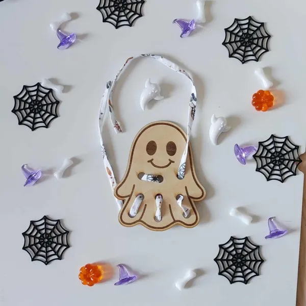 Carte à lacer fantôme en bois pour activité motricité fine Halloween