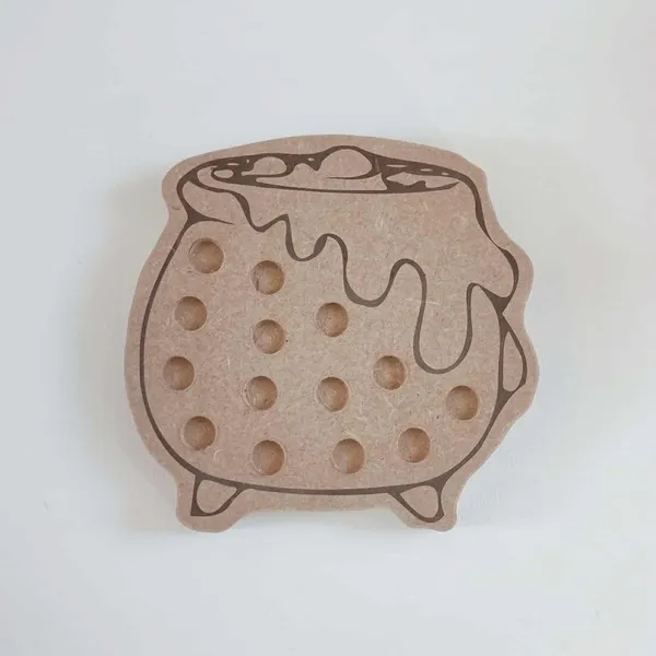 Chaudron en bois artisanal percé pour activité de motricité fine Montessori