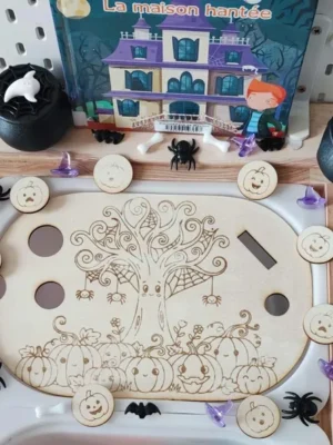 Plaque sensorielle en bois gravée citrouilles et arbre magique – activité éducative d’Halloween